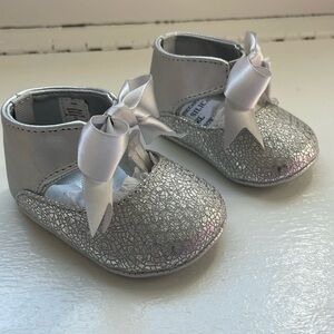 NWT still in box 2-3 months Baby Deer crawling silver shoes with bow.